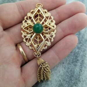 Vintage Sarah Coventry Gold Tone Filigree Tassle Brooch Green Center, Estate Pin